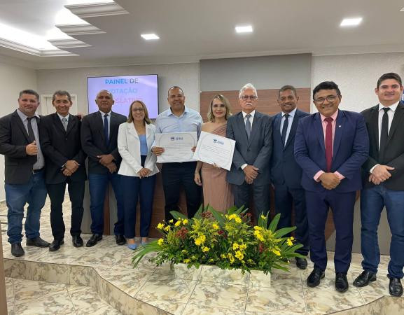 Câmara Municipal entrega Título de Cidadania Oeirense ao padre Kleyton Vieira e à médica Alice Coelho
