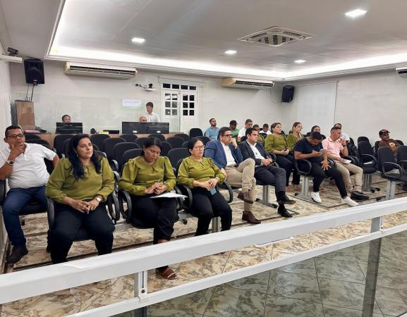 Câmara Municipal de Oeiras discute implantação da Escola do Legislativo