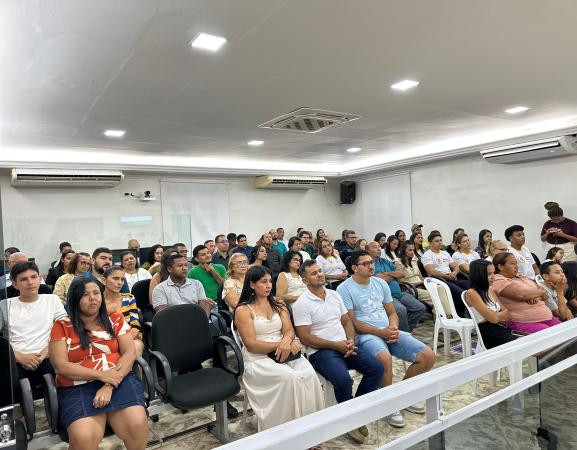 Sessão da Câmara Municipal de Oeiras apresenta a vereadora Pastorinha